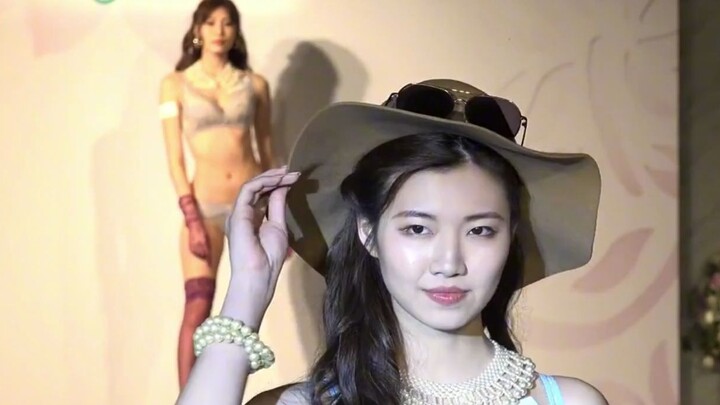 Cô gái gợi cảm, dễ thương với đôi chân dài khiêu vũ trên sàn catwalk trong bộ bikini! #thân hình hoà