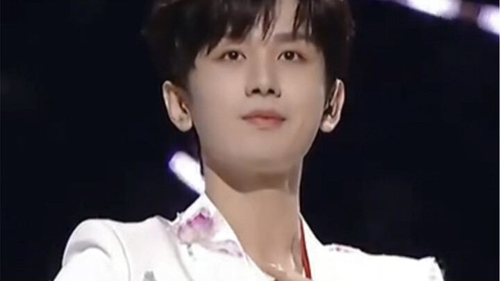 Cheng Yi performs my design, "Dripping-Tear Lone Lotus Immortal Garment."