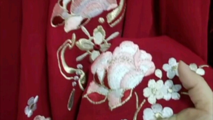 Cô gái không hài lòng với chỗ sửa váy Hán phục nên tự mình tháo ra trong ba ngày. Sau khi chụp ảnh t