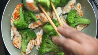 ăn chay nấu món bông cải xanh với thanh cua. tuyệt vời.