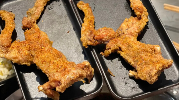 The fried bullfrogs at that skewer restaurant are simply amazing!