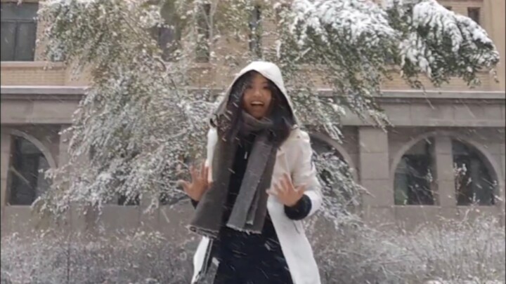 رائع جدًا، لقد تساقط الثلج، هيا نقفز على الثلج الأول!