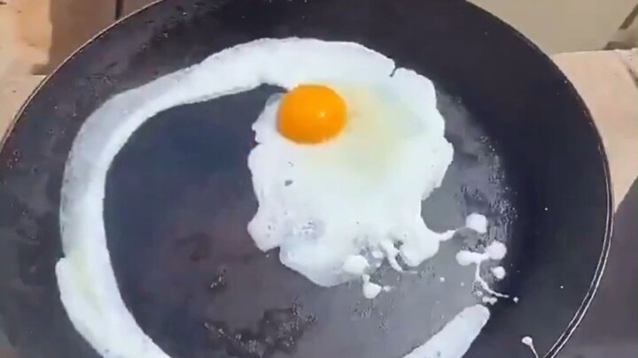 How hot is France right now? Someone even used the 45°C sun to fry bacon and eggs.