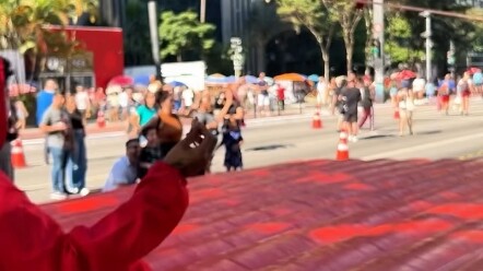 Ai nói cho tôi biết phải làm sao đây?