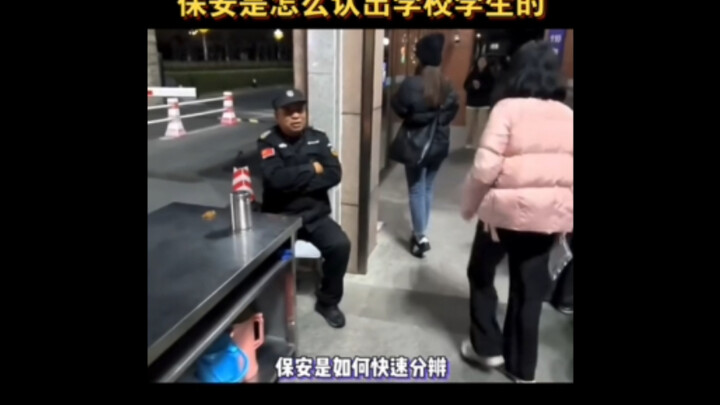 Bagaimana petugas keamanan bisa dengan cepat membedakan mahasiswa kampus sendiri?