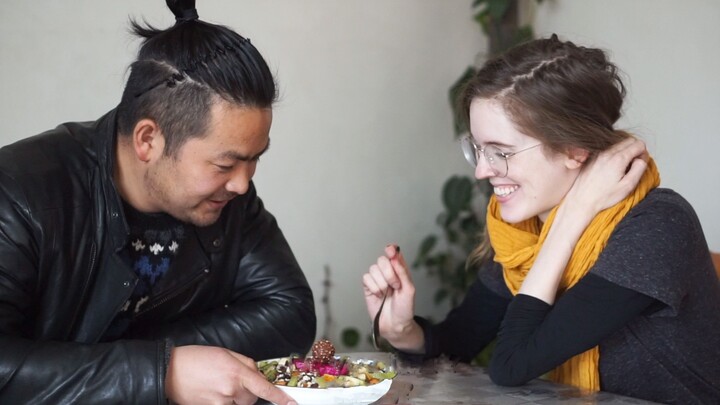 Kami berada di rumah pada Hari Valentine, dan pria Northwest yang romantis itu memberiku hadiah keci