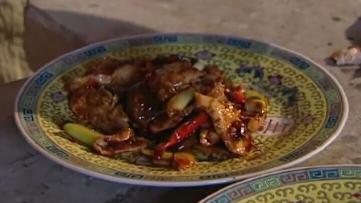 Koki besar salah mengira saus pedas sebagai saus ferdou, langsung mengambil satu sendok penuh, hingg