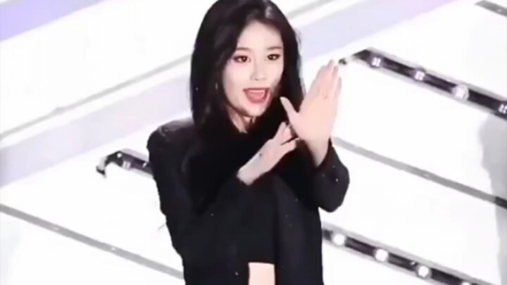 Tara《Roly Poly》Park Ji-yeon's straight shot