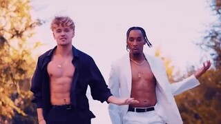 Beat It - MJ Collection رجلان عظيمان بأجساد مثالية