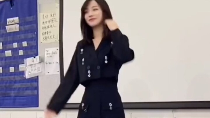 Let the teacher dance before class to liven up the atmosphere