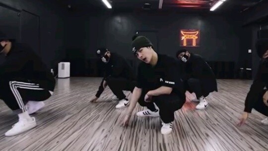 Jackson Wang x The Kinjaz new song Titanic dance studio version, so cool, so cute! ! ! !