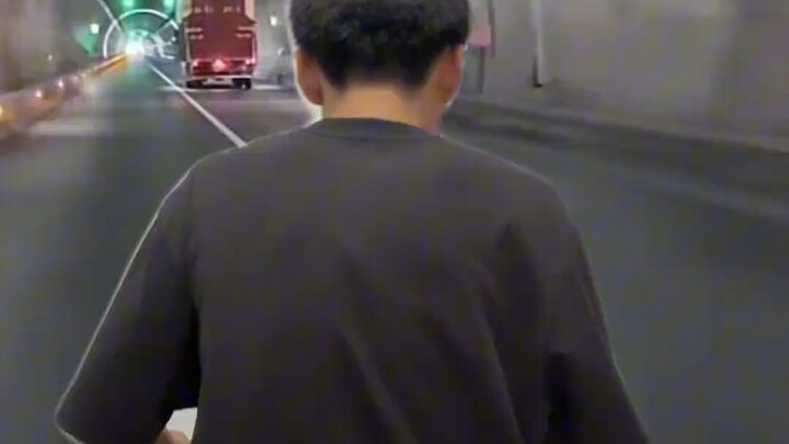 Lái xe của anh ta thì tốt nhất là đừng để ý đến, biết đâu sẽ ổn hơn!