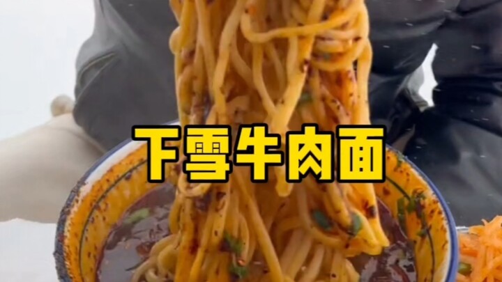 Tuyết rơi ❄️ hợp nhất với mì bò!