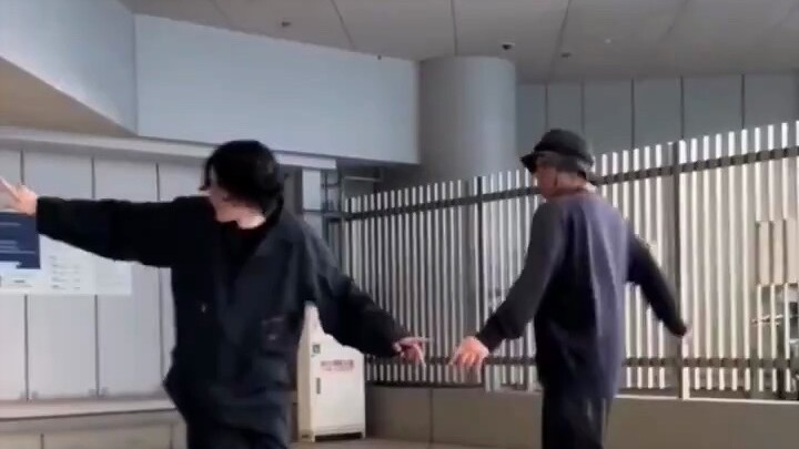Kenshi Yonezu dances with his dance teacher.