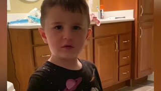 假装将粑粑摸到宝贝手上