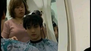 لا أحد يستطيع الخروج من صالون الحلاقة وهو يبتسم!