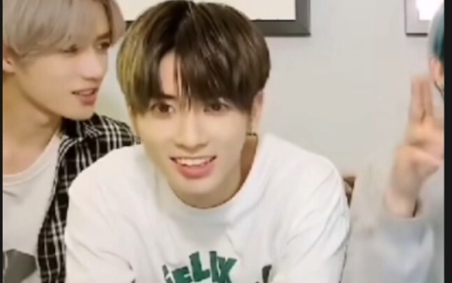 ในไลฟ์สด น้องเหมียวตัวน่ารักในวงถูกพี่ๆ ตามใจกันยังไงนะ? พี่ทั้งสามคนมีท่าทีที่แตกต่างกันสุดขั้ว【TXT