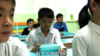 小男孩吃不起便当，只能带空饭盒来上课。感人短片《午餐盒》