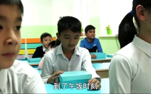 The little boy couldn't afford a lunch box and had to bring an empty lunch box to class.