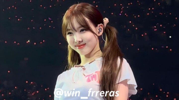 [Lin Nayeon] Video live "Pop" của Nayeon trong buổi hòa nhạc hôm nay ~ Thỏ tai cụp, em yêu thích nhấ
