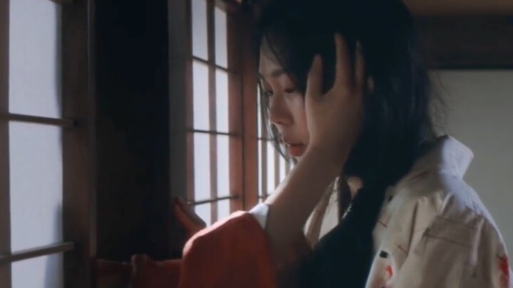 أرقّ مشهد تقبيل في الفيلم بأكمله: عينيها لا تفارقانها أبدًا.