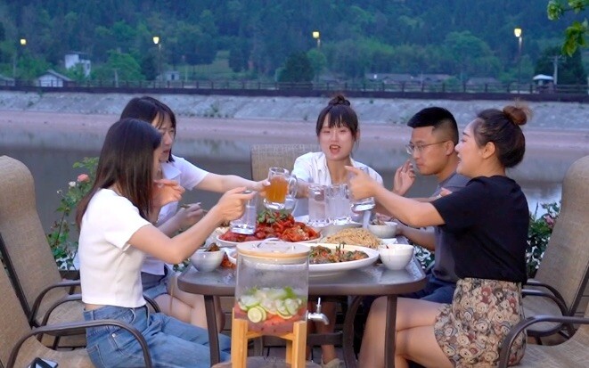 Cứ tưởng đi ăn liên hoan là có đồ sẵn mà ăn, ai ngờ nấu một mình, ăn cả đám.