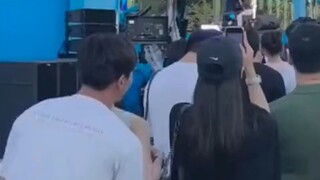 Mengangkat tinggi adalah kebohonganmu