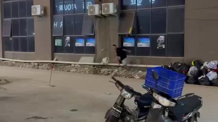 Tadi malam, ada orang di Kawasan Oriental Paris yang mencoba kabur tapi gagal dan langsung dikuasai 