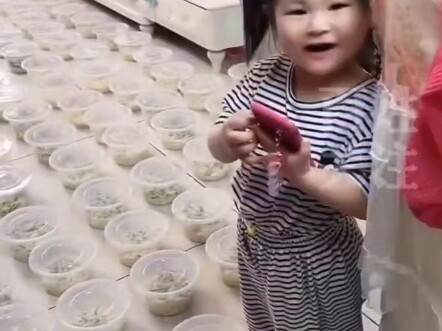 A mischievous kid ordered 100 takeout meals—dad was stunned when he came home and saw the mess!