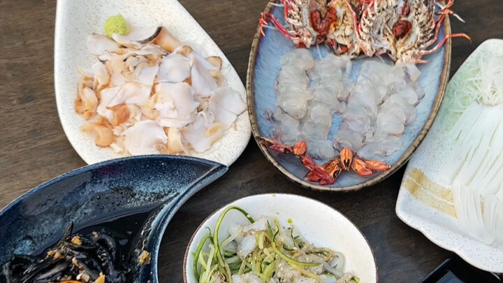 อาหารไทย: ของดีจากคนท้องถิ่น เมนูซาซิมิแบบไทย สดหวานนุ่มลื่น ผัดหมึกกับน้ำหมึกสุดตื่นตาตื่นใจ