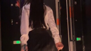 当一个会跳舞的网管给你展示门店环境还免费上网你会点进来看看吗