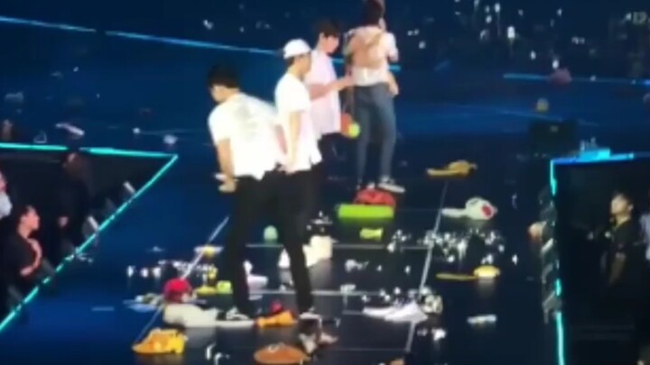 【EXO】(Tổng hợp) Ân oán tình thù với sân khấu nâng hạ: Một nhóm không “đối đầu” với sân khấu nâng hạ 