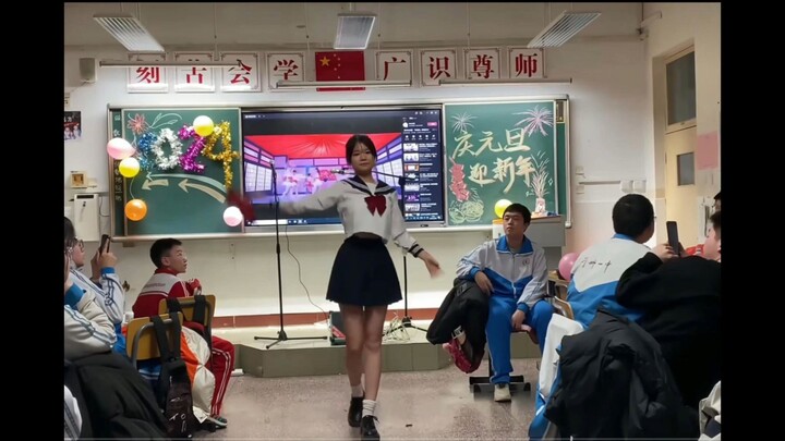 SMA Putri di Tiongkok: Penampilan Solo Tari “Mengirim Bulan” oleh Siswi SMA dalam Acara Malam Tahun 