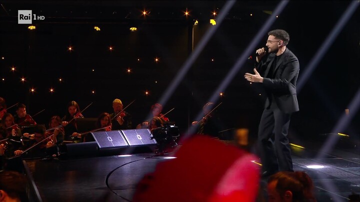 Sanremo 2025 prima serata Rocco Hunt canta ＂Mille vote ancora＂