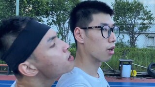 [Quân Hồng] Người đàn ông này đã dùng chiêu trò gì mà trọng tài không thể chịu nổi?!