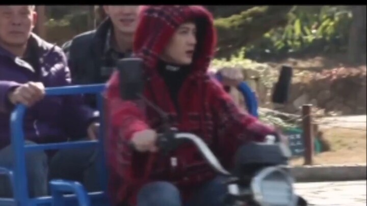 [Tan Jianci] Tan Duoduo mengendarai sepeda roda tiga sambil memikirkan tentang Musim Semi Bunga Pers