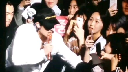 Wu Shixun dengan postur tubuh ala Korea yang sempurna