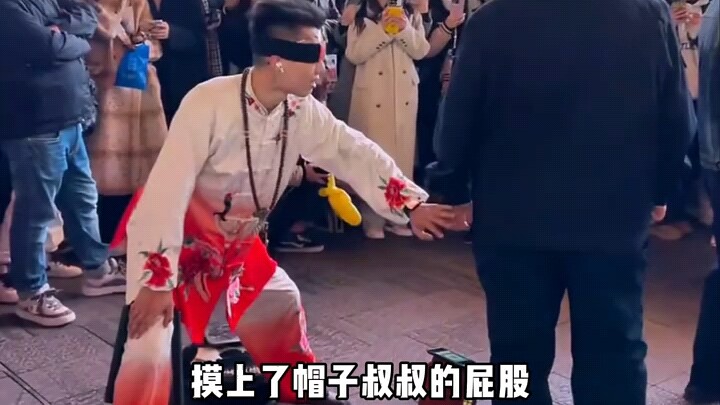 Musician: For my peanuts, for my peanuts!