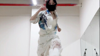 跳着很开心的舞