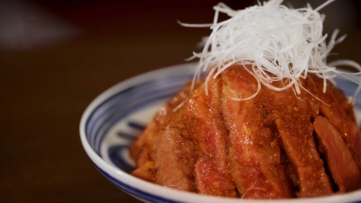 【牛排焼肉丼】滋滋现烤の大块牛排肉铺满整碗，什么仪态统统抛到脑后，只管吃的呼呼作响！
