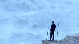 云南虎跳峡。揭秘李现同款“人生照片”机位，摄影师夹在石头缝中拍照，“没有任何防护措施 就感觉很危险”