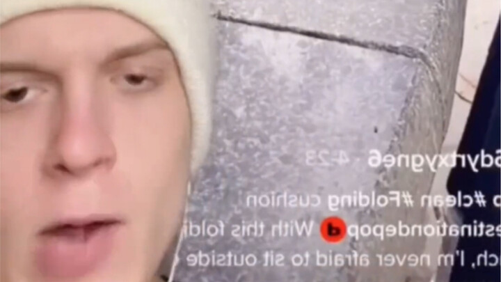 Pria asing dengan emosi meledak-ledak mengeluhkan produk yang memanfaatkan IQ masyarakat