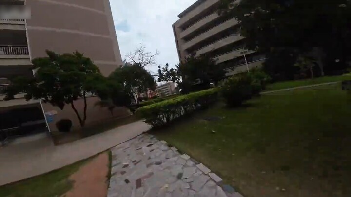 The junior students in the first year of high school ran so slowly that it seemed like I was very hu