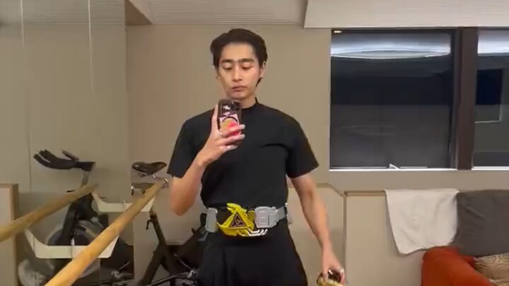Diễn viên George Karisaki hóa thân thành juuga (Kamen Rider Juuga: Tôi tự nói)
