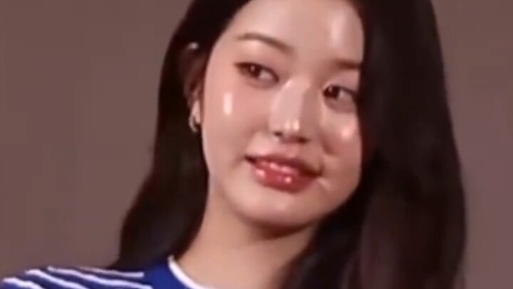 หยวนอิงเจอแฟนคลับที่ไม่ใช่สไตล์ที่ชอบระหว่างงานเซ็นหนังสือ