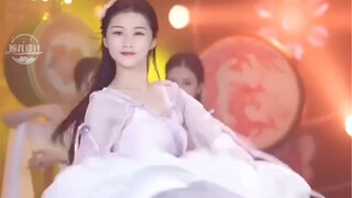 司马昭和刘禅共同欣赏恒大歌舞，一句此间乐，不思蜀，把司马昭给笑si了