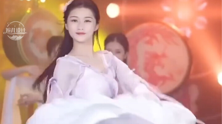 司马昭和刘禅共同欣赏恒大歌舞，一句此间乐，不思蜀，把司马昭给笑si了