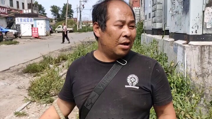 The vegetable garden is harvested in autumn, so we go to the market to sell vegetables to improve th