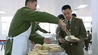 Pemimpin itu mengedipkan mata pada si juru masak dan mendapat empat kue. Prajurit itu menirunya dan 