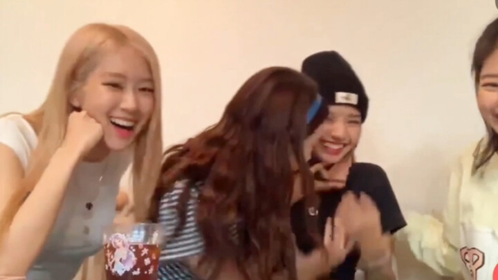 惊！ 某国外知名女团忙内竟然顶撞大姐  真是......真是......我编不下去了。这个看一次笑一次哈哈哈哈